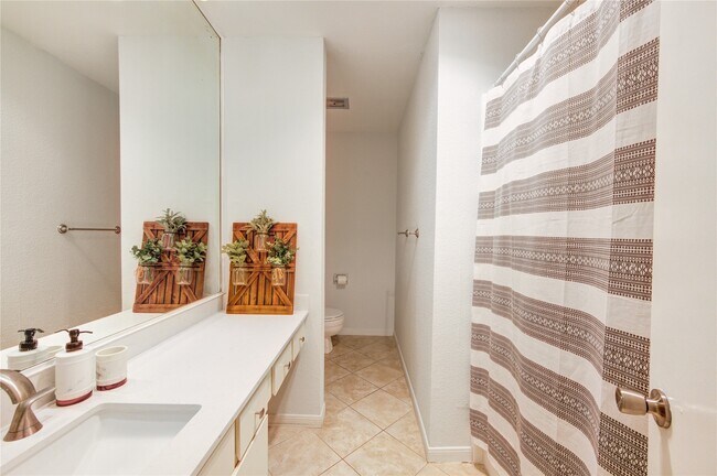 Building Photo - 1909 Brun St