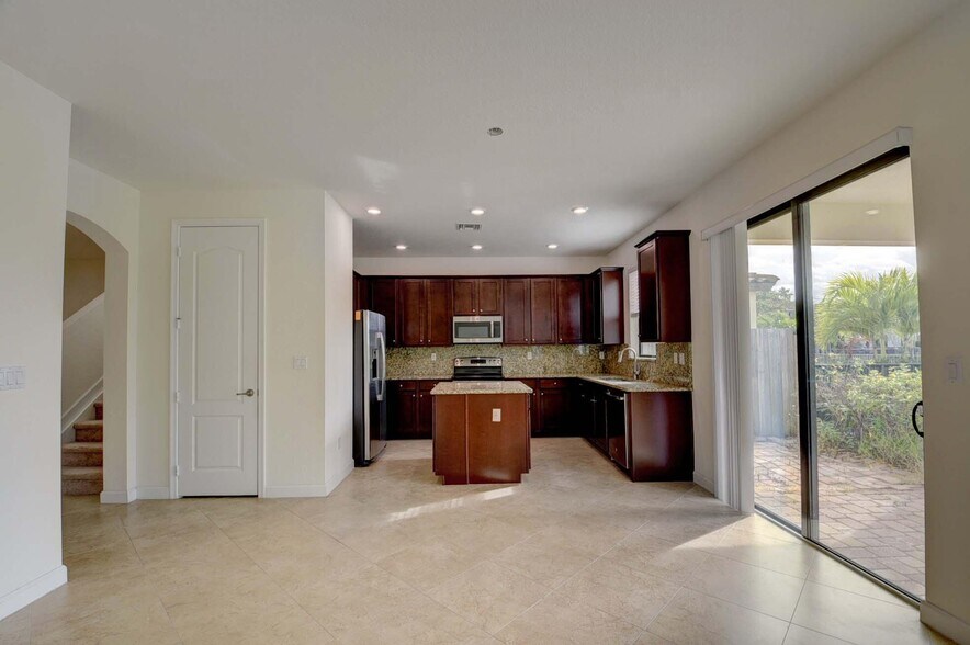 Building Photo - 8834 Willow Cove Ln