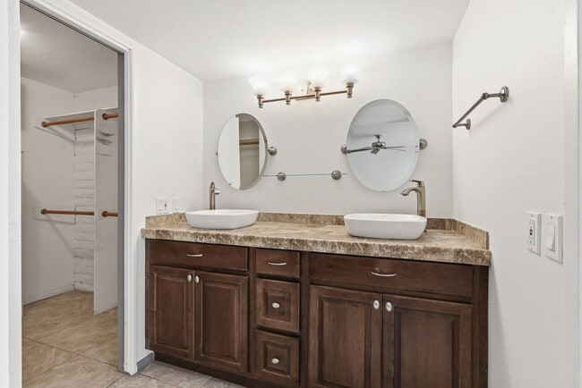 Building Photo - 7814 E MacKenzie Dr