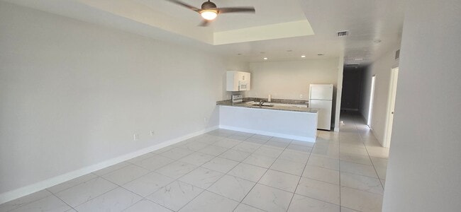 Building Photo - Newer Three Bedroom, 2 Bath, 1 Car garage-...