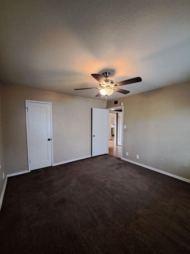 Building Photo - Single-Level 2BR Apartment with Garage in Fresno!