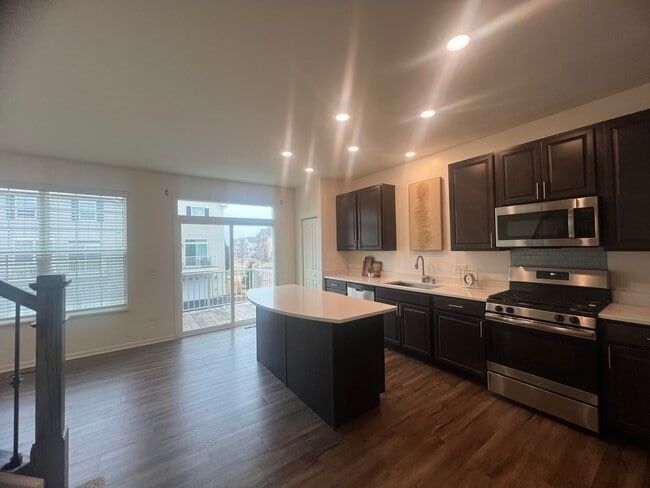 Building Photo - 285 Lakeshore Dr