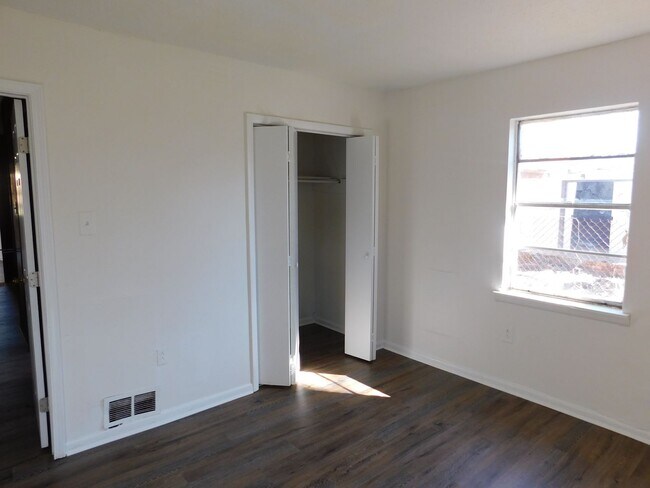 Building Photo - Hubbard Ave 2367-2369 (duplex) - AH