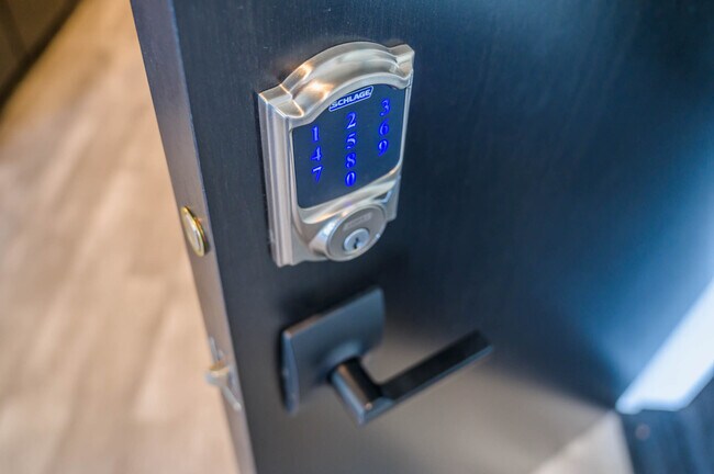 Building Photo - 423 W College Ave