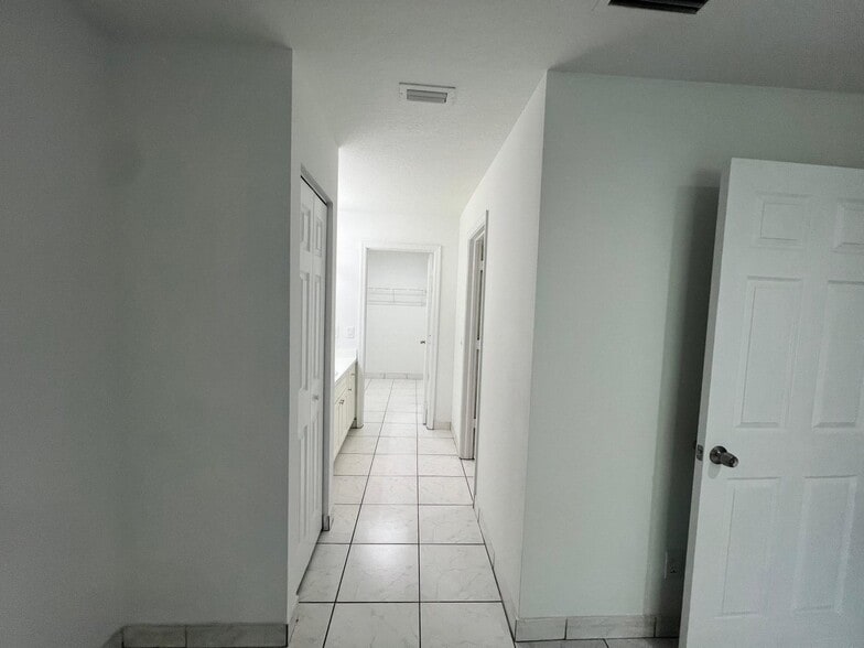 Building Photo - 1096 Staghorn St