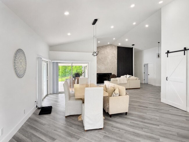 Building Photo - 15545 Meadow Wood Dr