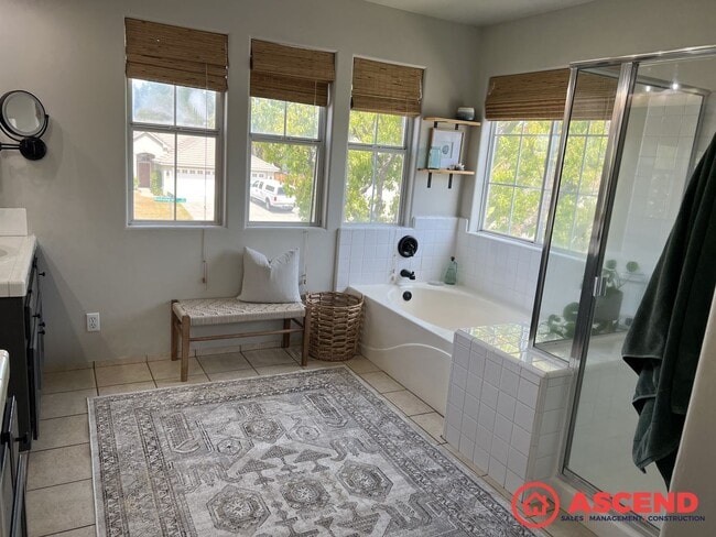 Building Photo - Darling Home in Olive Dr Area!