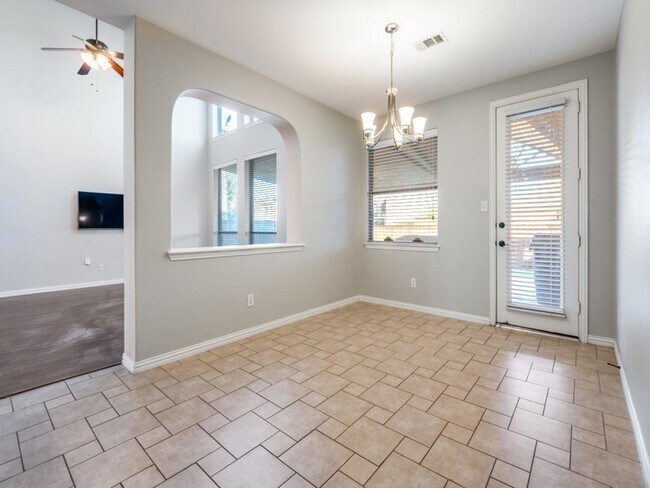 Building Photo - 3250 Woodbine Tr