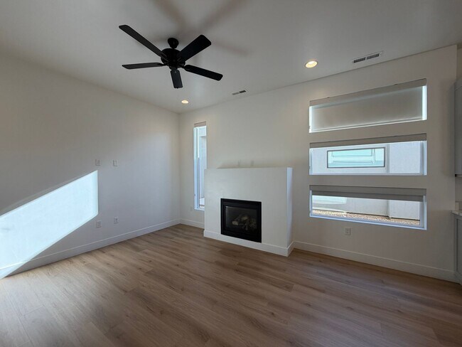 Building Photo - SPACIOUS PATIO HOME FOR RENT!