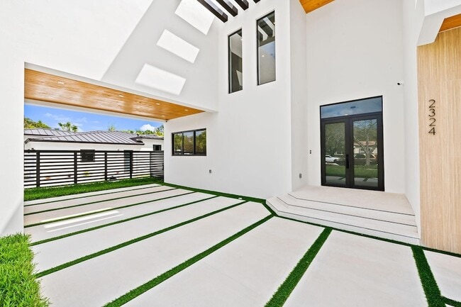 Building Photo - 2324 SW 26th St