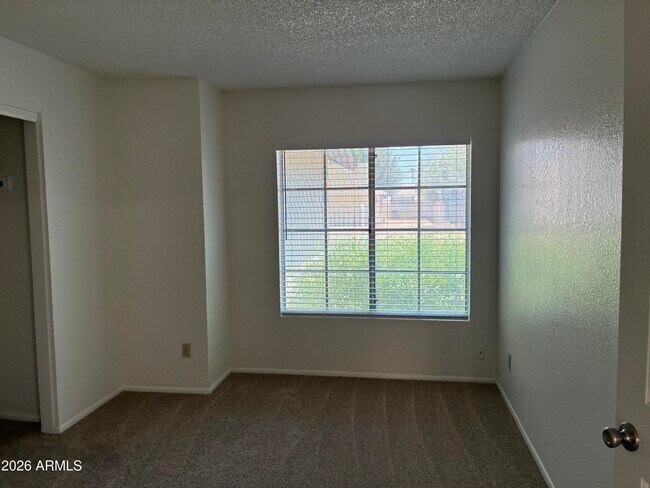 Building Photo - 10820 W Wagon Wheel Dr