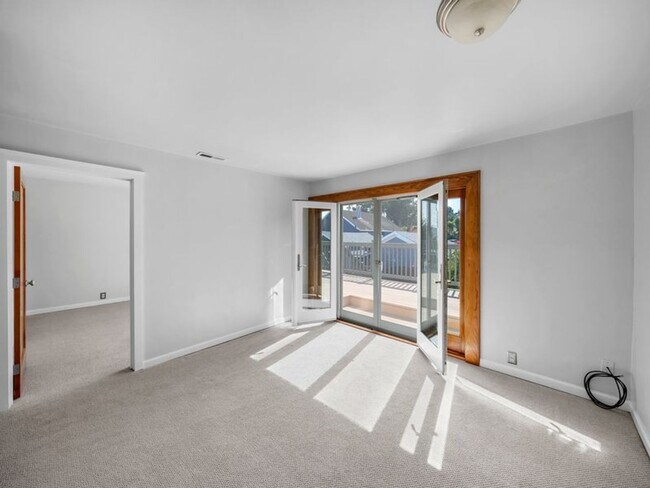 Building Photo - COMING SOON! Single Family Home in Sunny Bernal Heights - 4 br/3 ba - 2 Car Parking - Great Views...