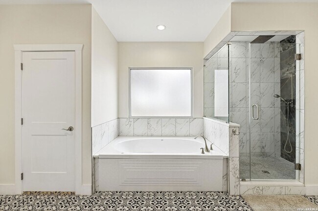 Building Photo - 303 Pendleton Ave