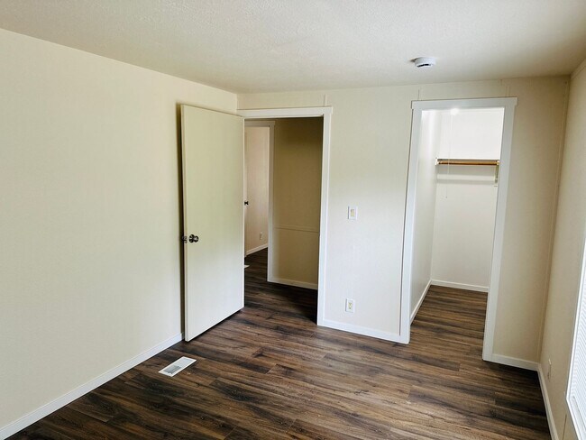 Building Photo - Newly Remodeled Acreage Property