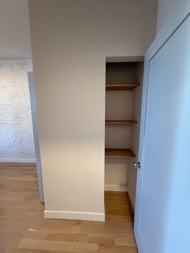 Building Photo - 927 N Mozart St