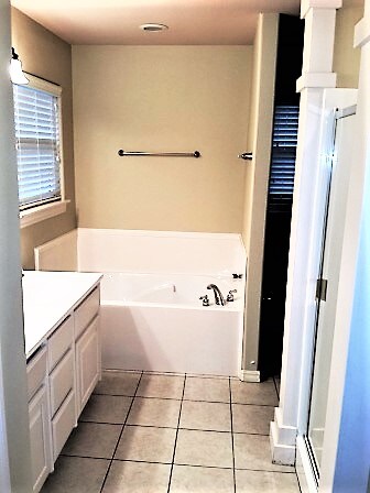 Building Photo - 1806 Knollcrest Cir