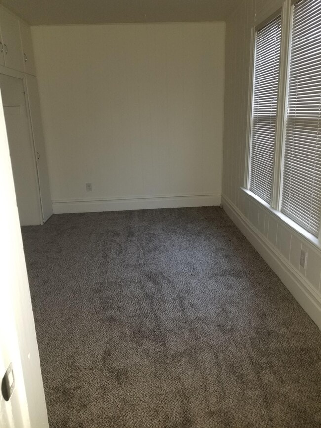 Building Photo - 10 N Touchet St