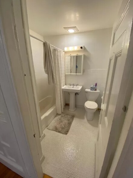 Building Photo - 869 Beacon St