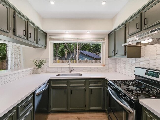 Building Photo - Recently Renovated throughout! Light and B...