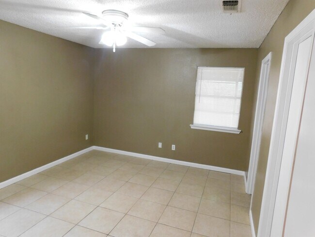 Building Photo - 110 Danielle Dr