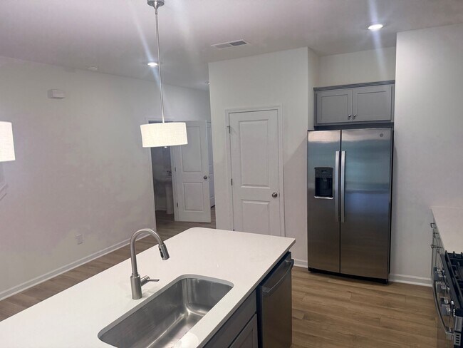 Building Photo - Brand New Townhome in Highland Creek Area!