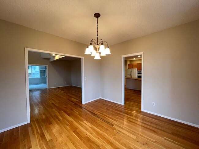 Building Photo - Immaculate 4 bedroom, 3.5 bathroom, tri-level Home in Tigard!! Expansive Views, Office space, Gam...