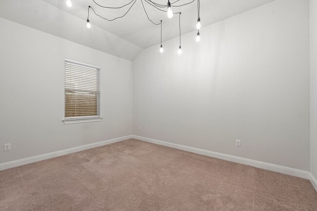 Building Photo - Beautiful 3 bedroom, 2.5 bathroom home in Summerrow Condos!!!