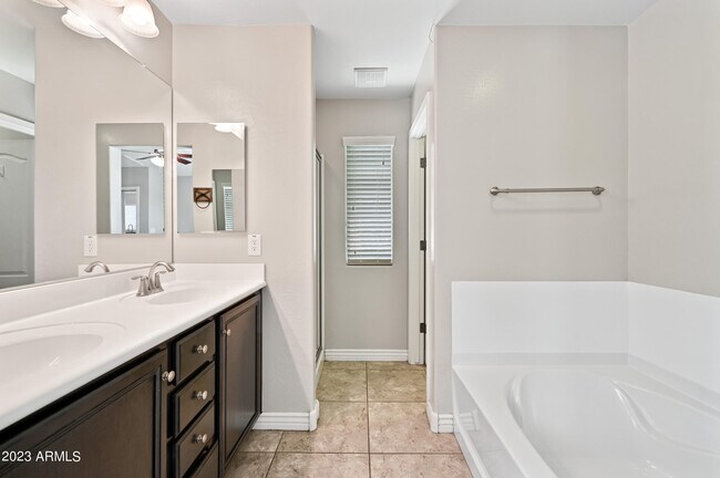 Building Photo - 2209 E Hazeltine Way