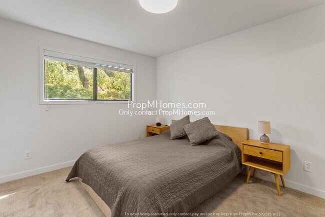 Building Photo - Mid-Century Modern Three Bedroom in Happy Valley!