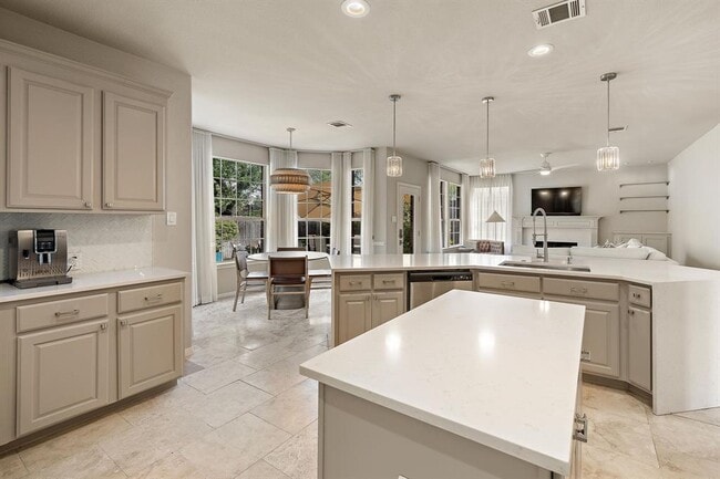 Building Photo - 2114 Hilton Head Dr