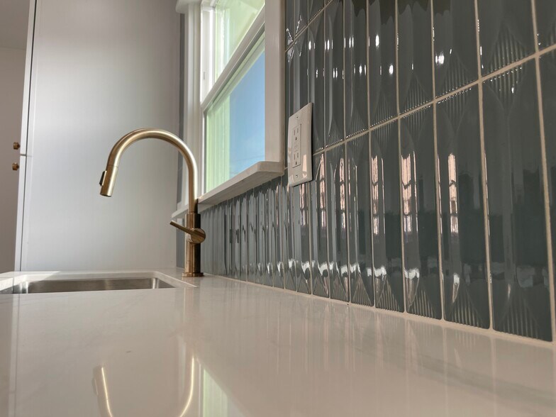 Building Photo - 1606 Steinhart Ave