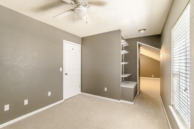 Building Photo - 6015 Henniker Dr