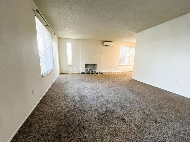 Building Photo - Bright & Updated 2 BD | 1 BA home - SE Portland