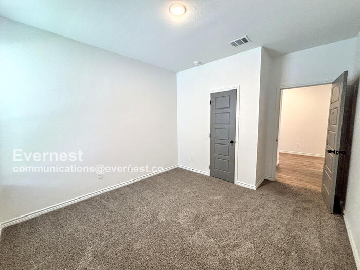 Building Photo - 2119 Hornbeam St