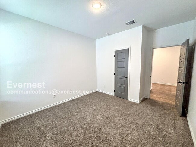 Building Photo - 2119 Hornbeam St