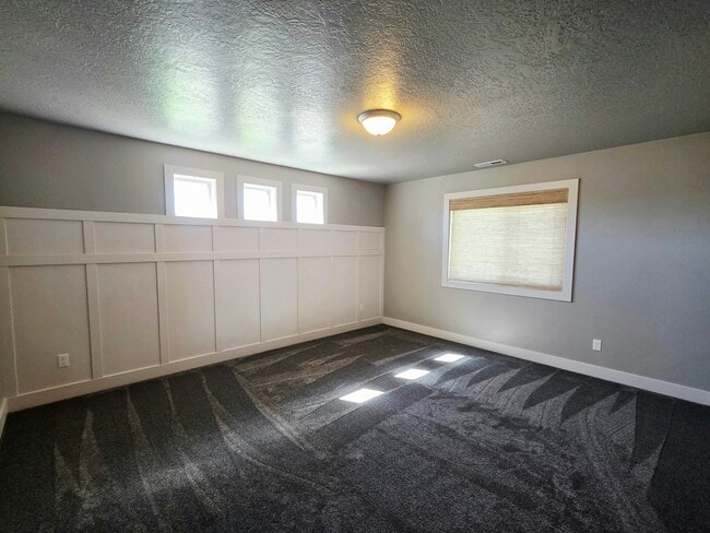 Building Photo - 9051 N Clubhouse Ln