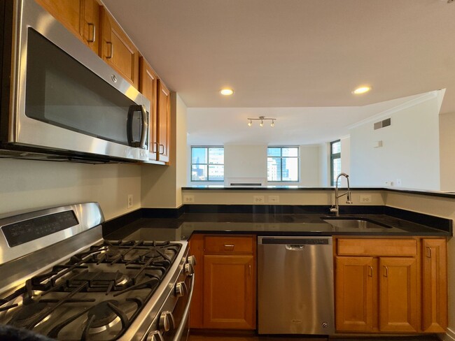 Building Photo - Spacious 2Beds/2baths Condo in the Heart o...