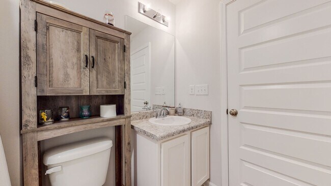 Building Photo - 5 Bedroom / 3 Bathroom Home  in Hammock Bay w/Fenced in Yard