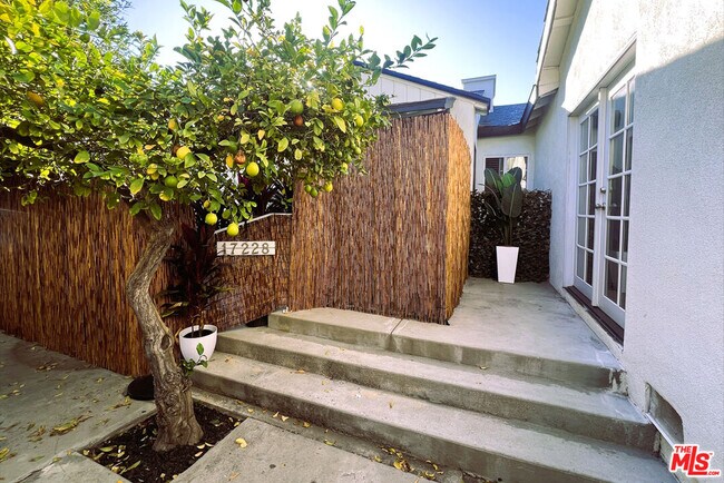 Building Photo - 17226 Vanowen St