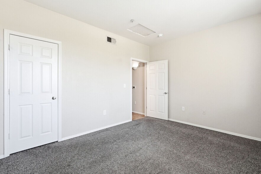 Building Photo - 5401 E Van Buren St