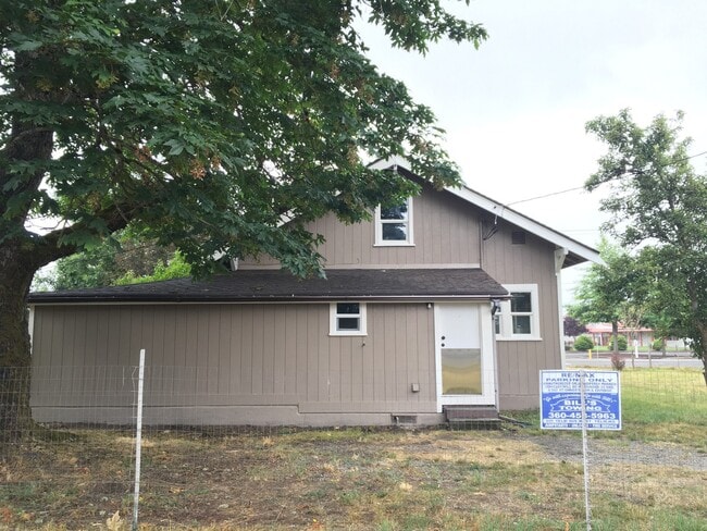 Building Photo - 3 Bdrm, 1 Bath Plus Bonus Room! Heart of Yelm! Fully Fenced Yard!