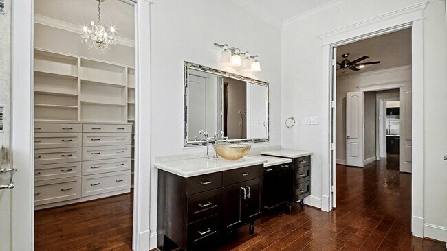 Building Photo - 726 W 30th St