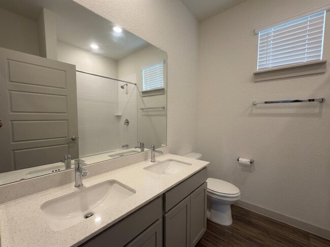 Building Photo - 3001 Egan Dr
