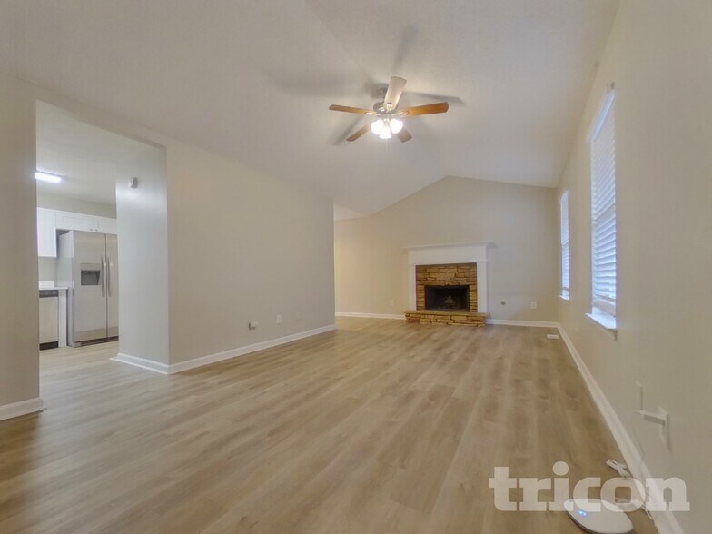 Building Photo - 210 Legend Dr