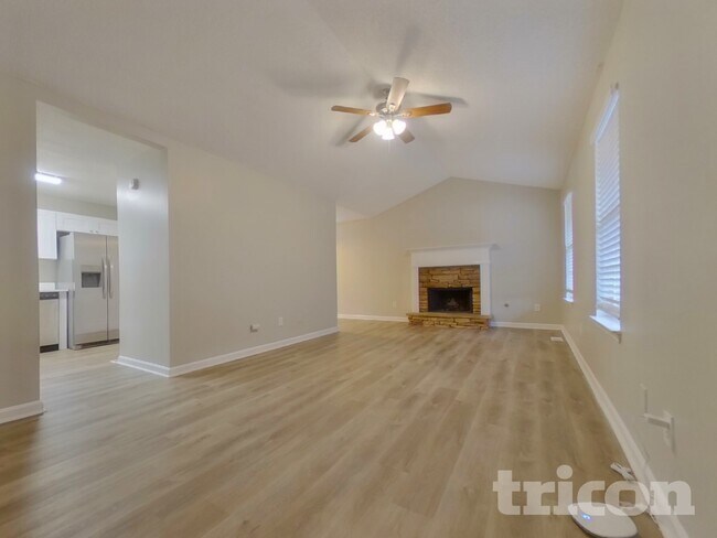 Building Photo - 210 Legend Dr