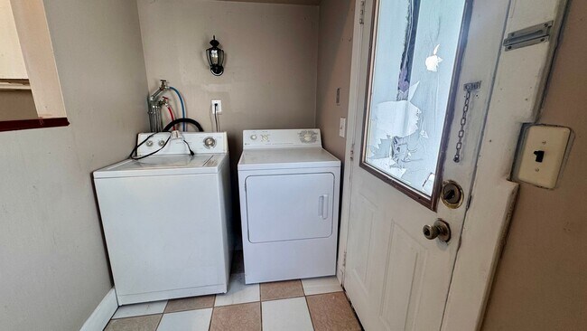 Building Photo - 633 Livingston Ave NE