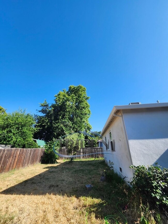 Building Photo - 1117 Divver St