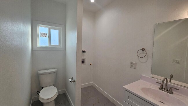 Building Photo - 1100 W 45th St