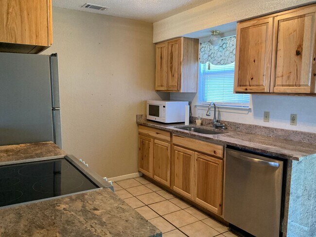 Building Photo - 3-Bedroom Home in Downtown Burnet with Large Fenced Yard!