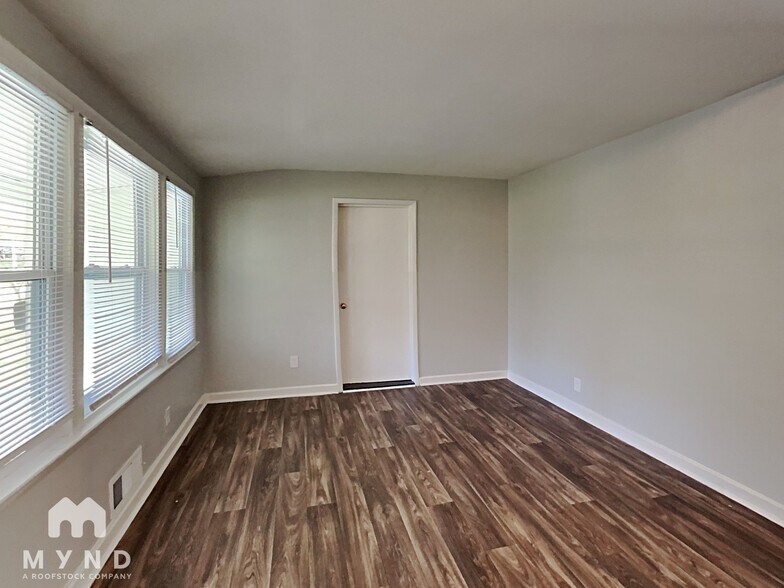 Building Photo - 682 Milford Dr SW